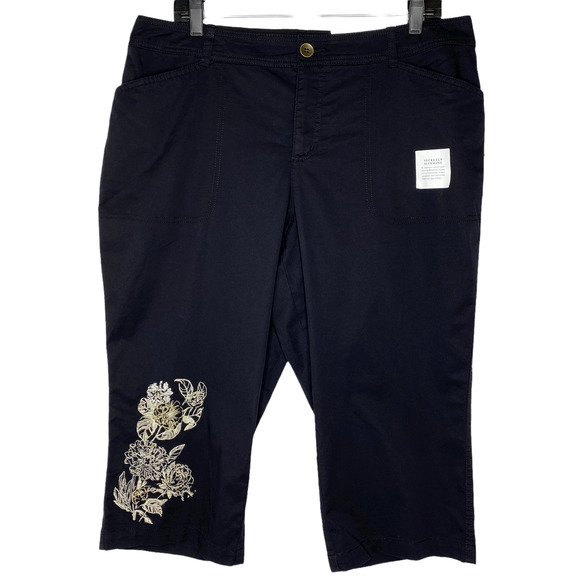 Croft & Barrow Natural fit black Capri shorts with print - Picture 6 of 6
